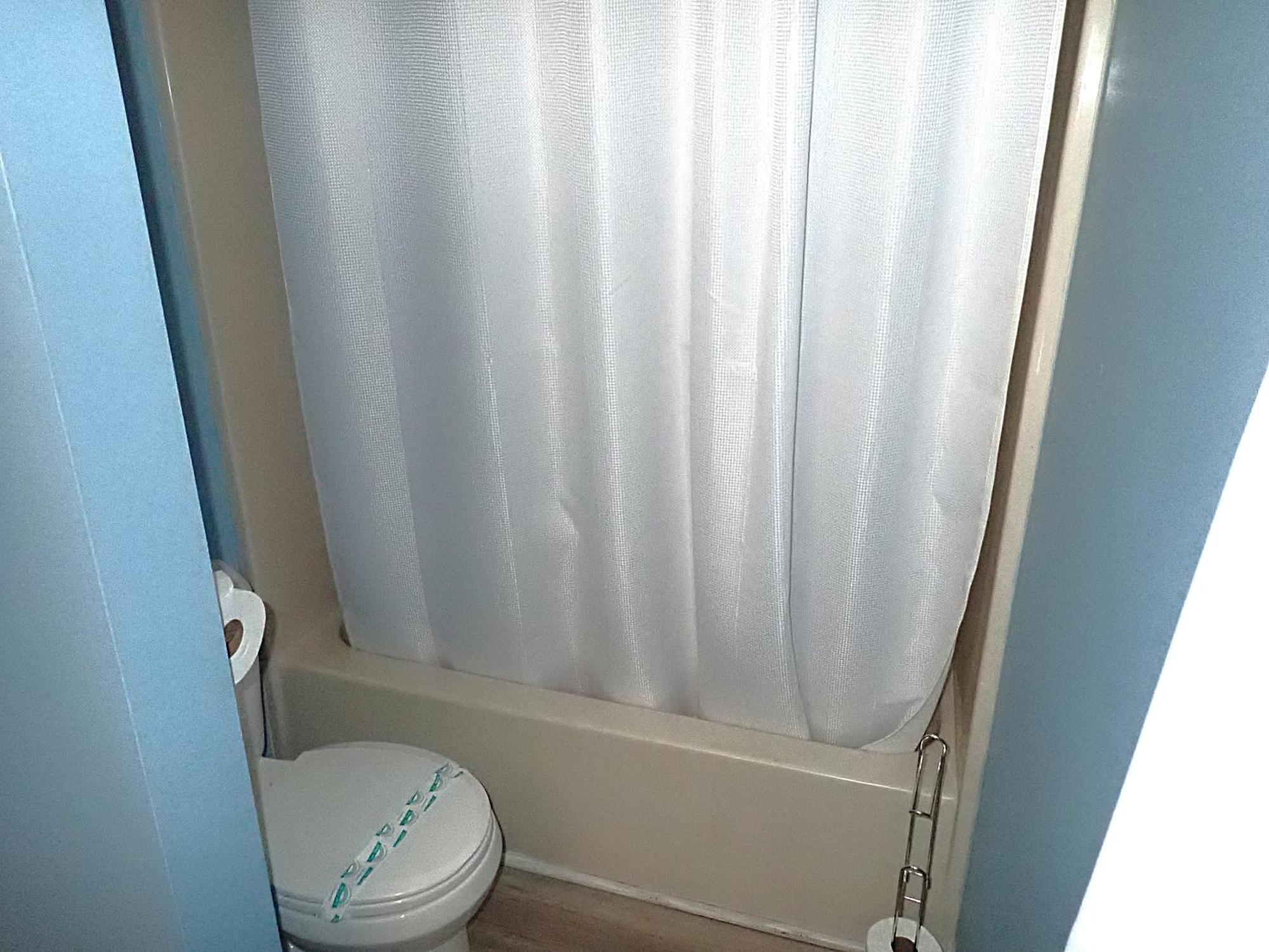 Apartment Garden Level 1br Condo, Luxury Suite, 1pm Check-in *