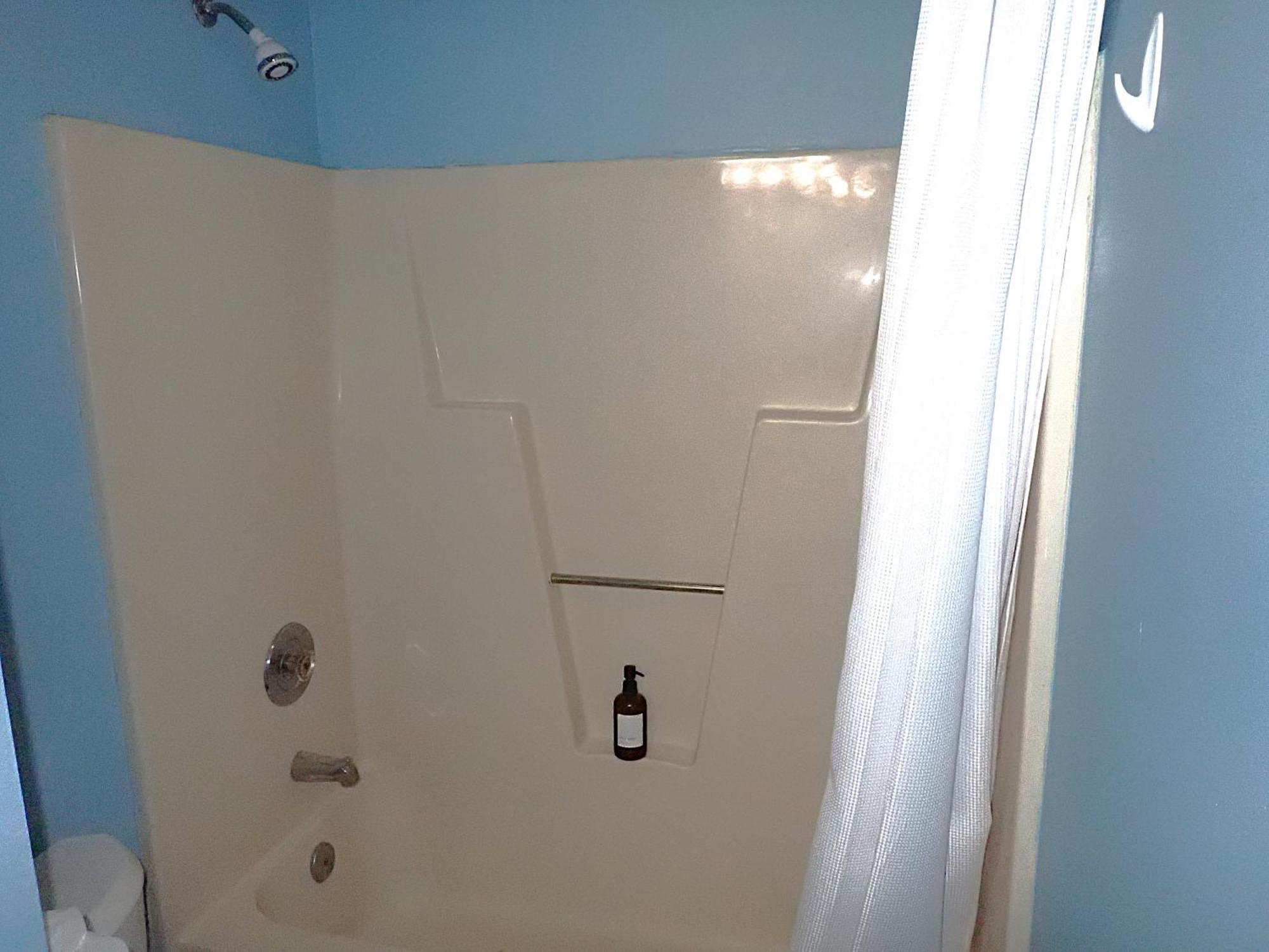 Garden Level 1br Condo, Luxury Suite, 1pm Check-in Apartment Wilmington