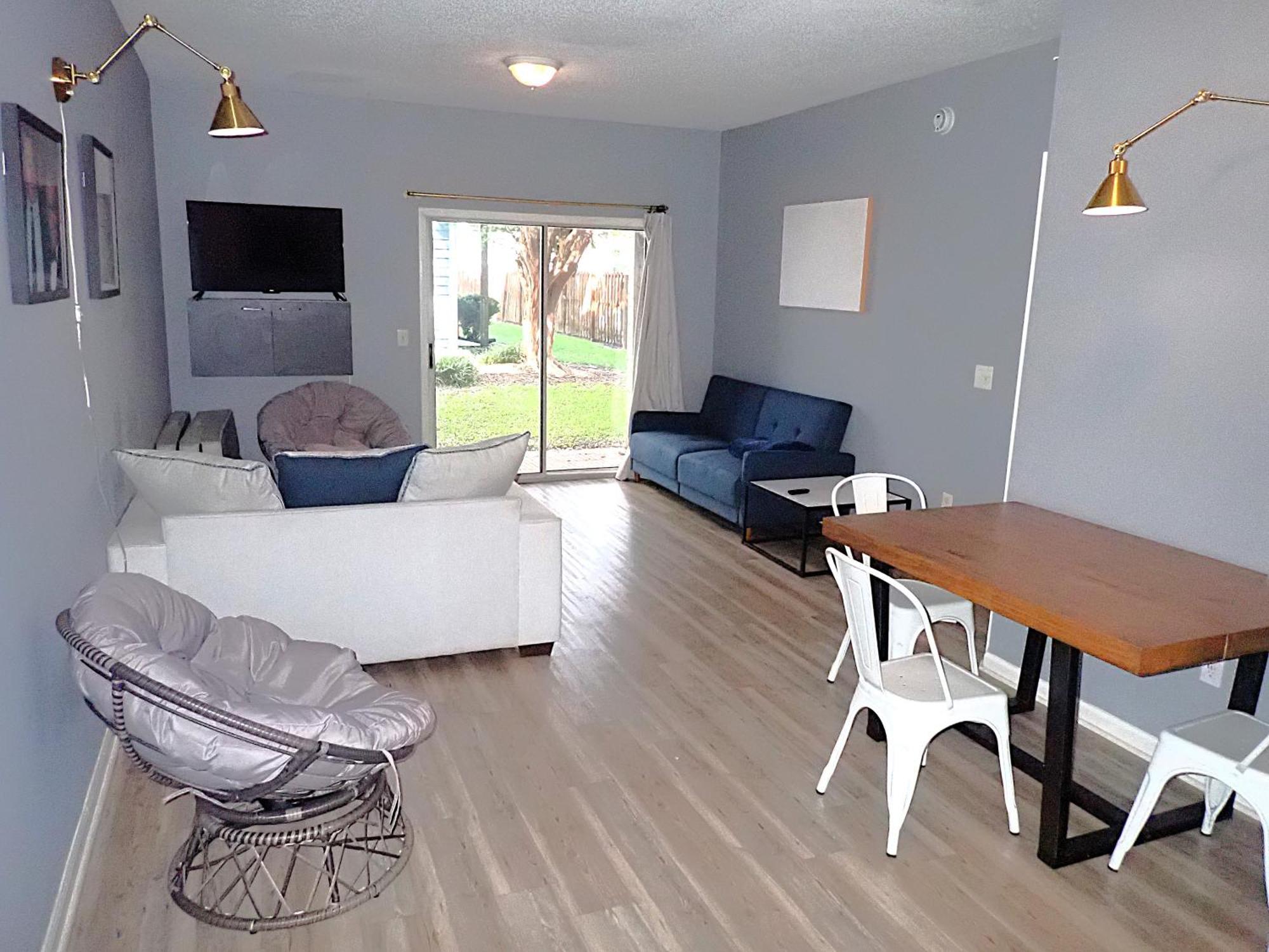 Garden Level 1br Condo, Luxury Suite, 1pm Check-in Apartment *