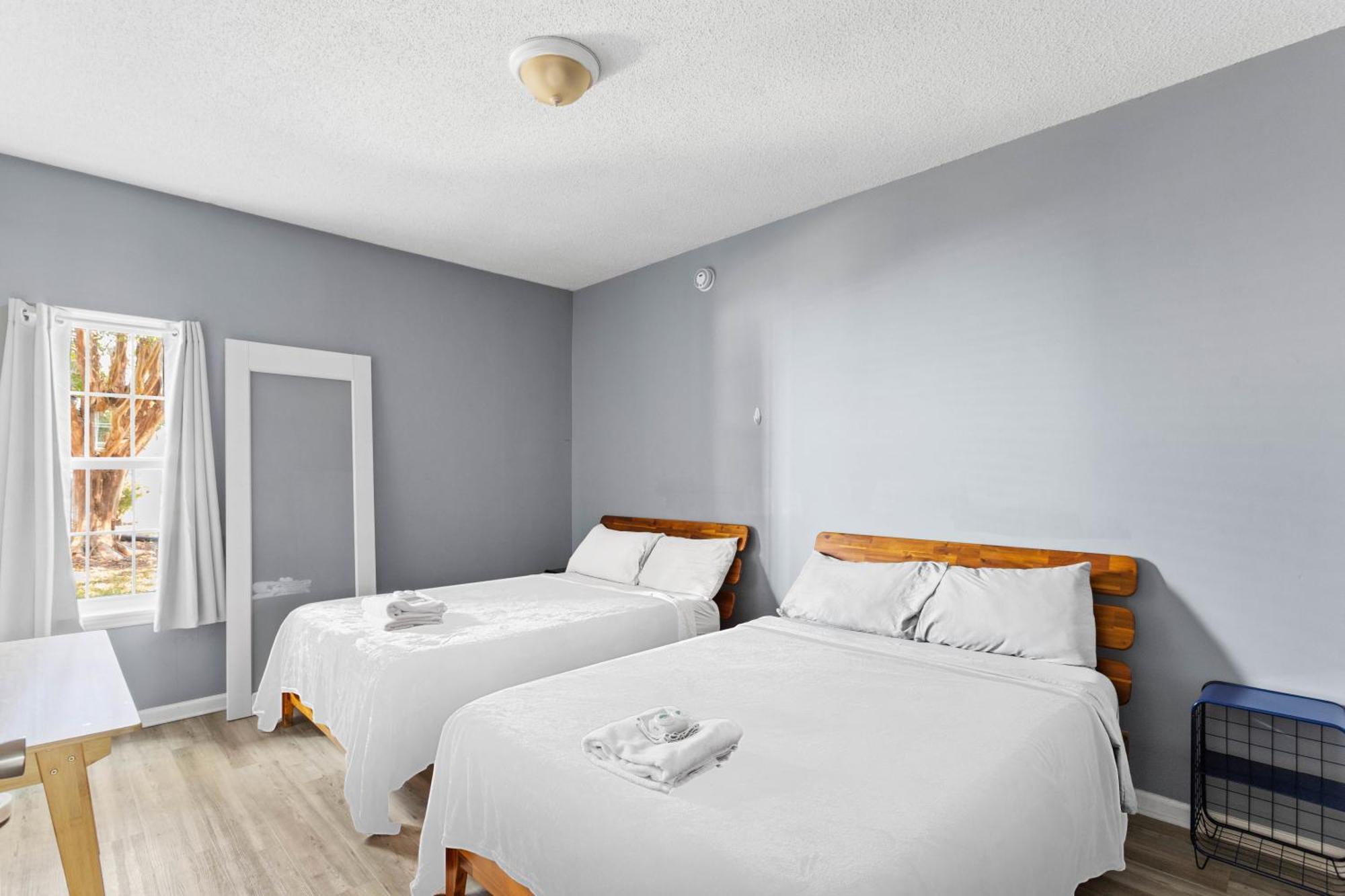 Garden Level 1br Condo, Luxury Suite, 1pm Check-in Apartment