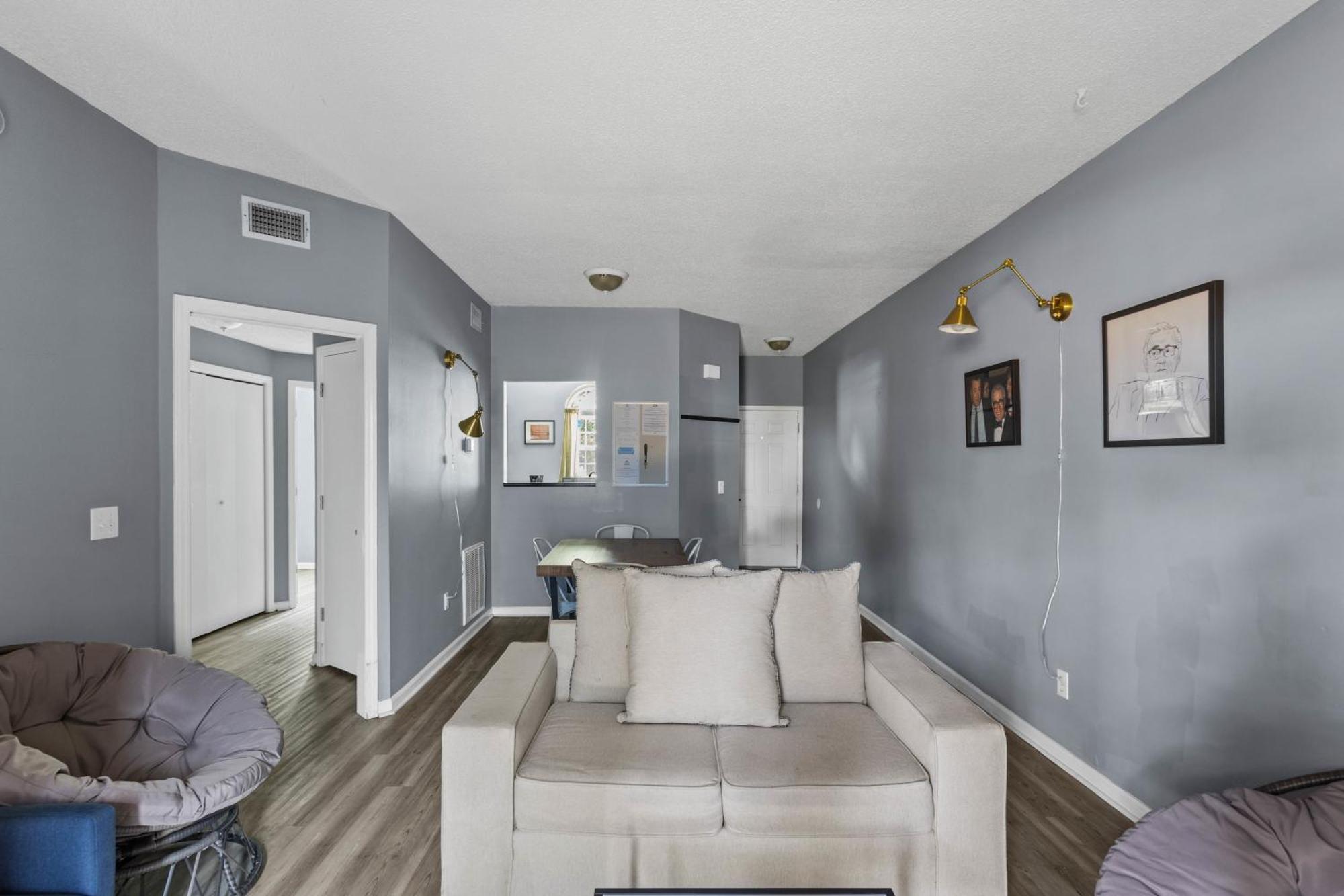 Garden Level 1br Condo, Luxury Suite, 1pm Check-in *