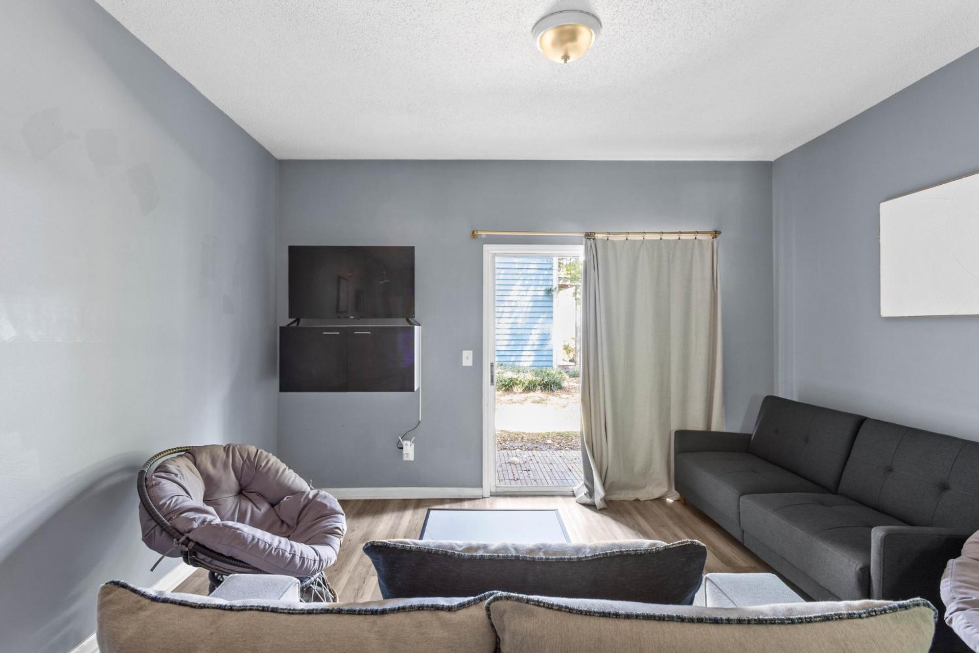 Apartment Garden Level 1br Condo, Luxury Suite, 1pm Check-in *