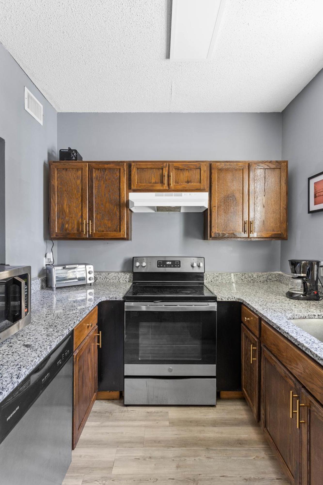 Garden Level 1br Condo, Luxury Suite, 1pm Check-in