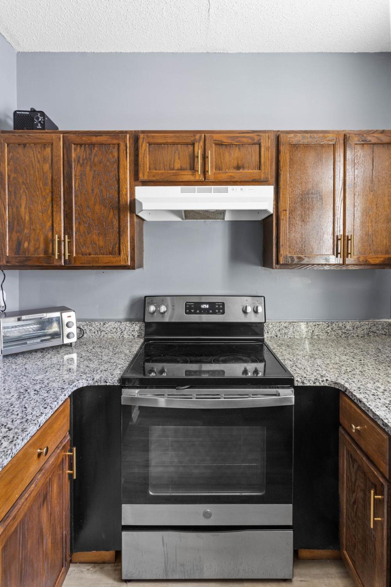 Garden Level 1br Condo, Luxury Suite, 1pm Check-in